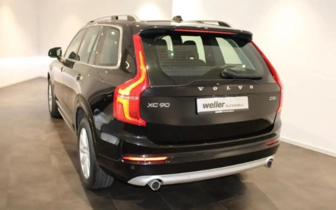 VOLVO XC90 B5 (d) AWD Geartronic Momentum Image 2